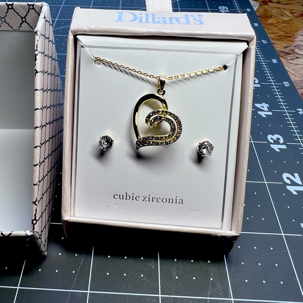Dillards gold heart pendant necklace with cubic zirconia earrings